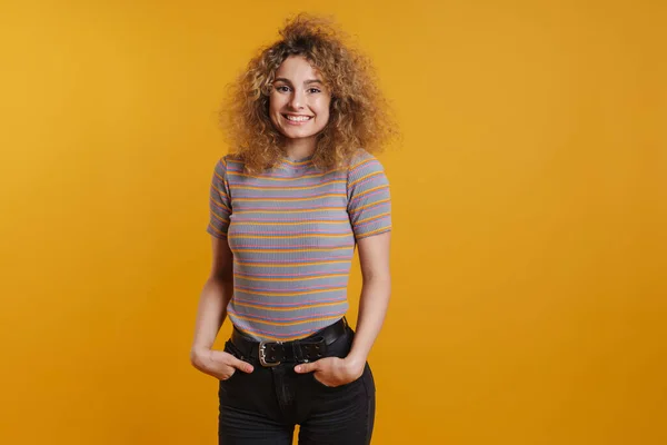 Feliz Joven Rubia Sonriente Con Pelo Rizado Ropa Casual Pie — Foto de Stock