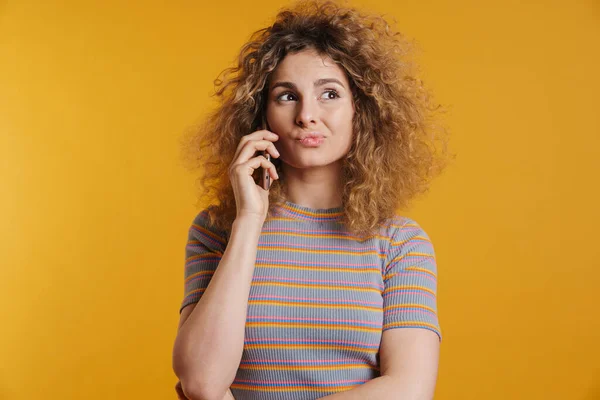 Sarı Duvarın Arkasında Duran Cep Telefonuyla Konuşan Yan Bakan Günlük — Stok fotoğraf