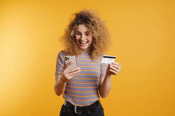 Mujer Joven Feliz Sosteniendo Teléfono Móvil Tarjeta Crédito Celebrando Éxito — Foto de Stock