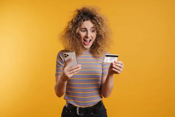 Mujer Joven Feliz Sosteniendo Teléfono Móvil Tarjeta Crédito Celebrando Éxito — Foto de Stock