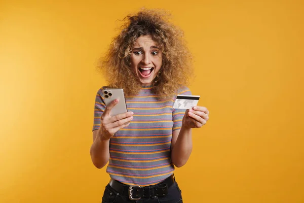 Щаслива Молода Жінка Тримає Мобільний Телефон Кредитну Картку Святкує Успіх — стокове фото