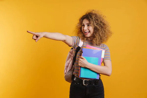 Szczęśliwa Młoda Kobieta Student Plecakiem Stoi Trzymając Podręczniki Tle Żółtej — Zdjęcie stockowe