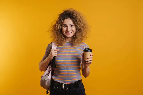 Szczęśliwa Młoda Kobieta Student Plecakiem Stojący Gospodarstwa Wynos Kubek Żółtą — Zdjęcie stockowe