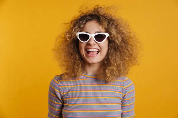 Mujer Casual Joven Feliz Con Peinado Rizado Pie Sobre Fondo —  Fotos de Stock