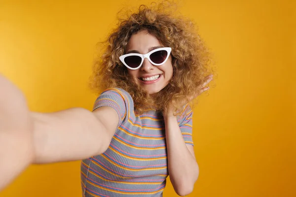 Счастливая Молодая Случайная Женщина Шипучей Прической Солнечных Очках Стоящих Фоне — стоковое фото