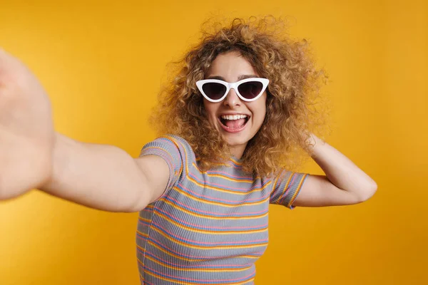 Ευτυχισμένη Νεαρή Περιστασιακή Γυναίκα Fizzy Χτένισμα Φορώντας Γυαλιά Ηλίου Στέκεται — Φωτογραφία Αρχείου