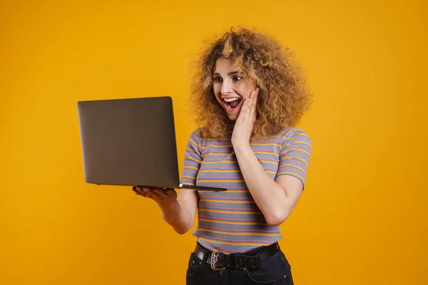 Jovem Mulher Casual Feliz Segurando Computador Portátil Sobre Fundo Parede — Fotografia de Stock