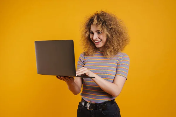 Jovem Mulher Casual Feliz Segurando Computador Portátil Sobre Fundo Parede — Fotografia de Stock