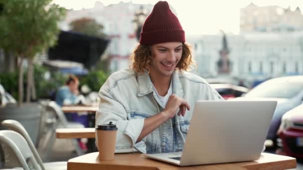 Hombre Feliz Con Chaqueta Vaquera Hablando Con Conexión Video Usando — Vídeos de Stock