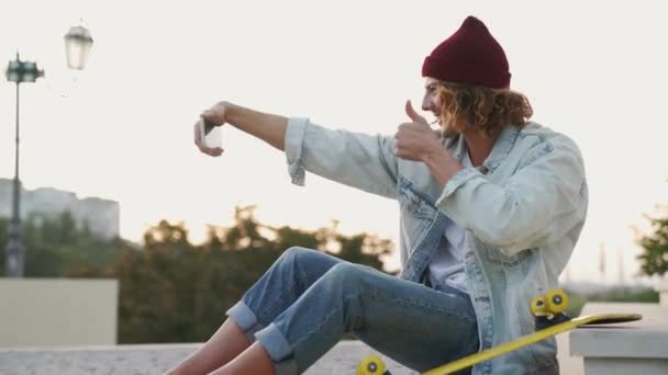 Skateboarder Heureux Portant Une Veste Jeans Prenant Des Photos Selfie — Video