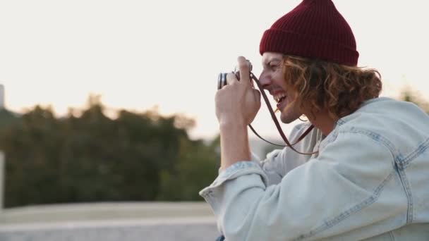 Šťastný Muž Džínové Bundě Fotografování Pomocí Fotoaparátu Sedí Schodech Venku — Stock video