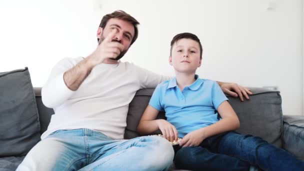 Father His Son Watching Eating Popcorn Sitting Sofa Home — Stock Video