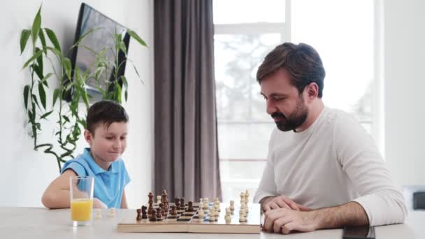 Pai Seu Filho Jogando Xadrez Sentado Casa — Vídeo de Stock