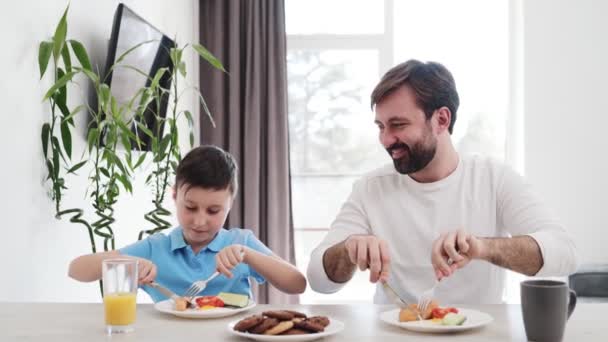 Padre Hijo Cenando Sentados Casa — Vídeos de Stock