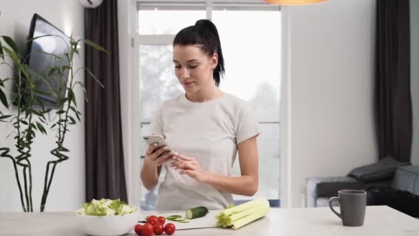 Una Hermosa Mujer Usando Móvil Mientras Toma Fotos Ensalada Cocina — Vídeos de Stock