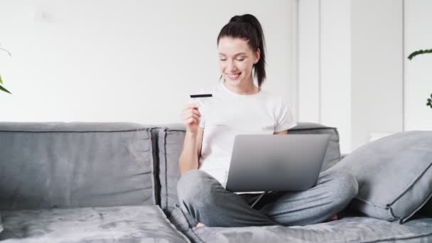 Piękna Kobieta Korzystająca Laptopa Trzymająca Kartę Kredytową Kanapie Domu — Wideo stockowe