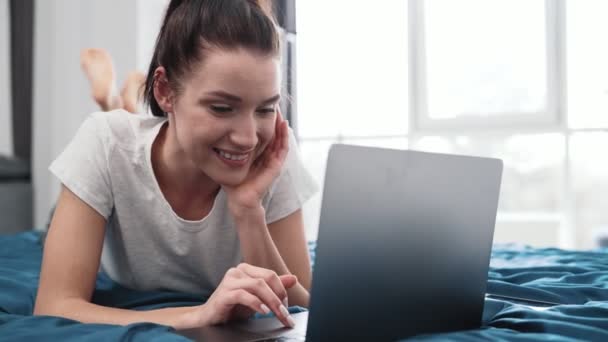 Uma Mulher Sorrindo Usando Laptop Deitado Cama Casa — Vídeo de Stock