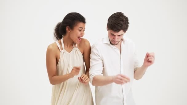 笑顔カップル男と女ダンス孤立上の白い背景でザ スタジオ — ストック動画