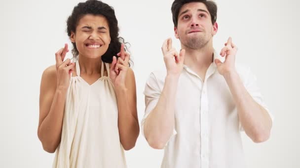 Emocjonalna Para Trzymająca Kciuki Podczas Wypowiadania Życzenia Stojąca Białym Tle — Wideo stockowe
