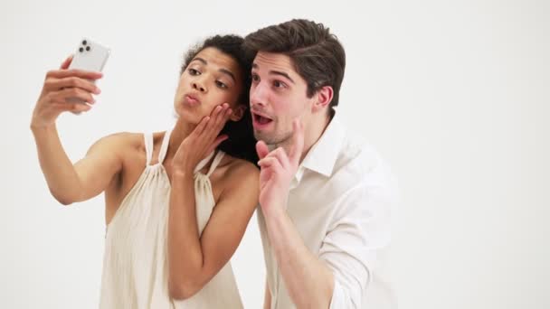 Casal Feliz Usando Celular Tirar Foto Selfie Isolado Sobre Fundo — Vídeo de Stock