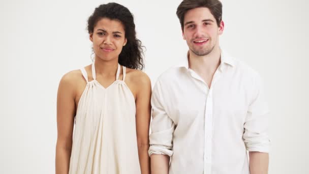 Couple Confus Regardant Quelque Chose Dégoûtant Debout Isolé Sur Fond — Video