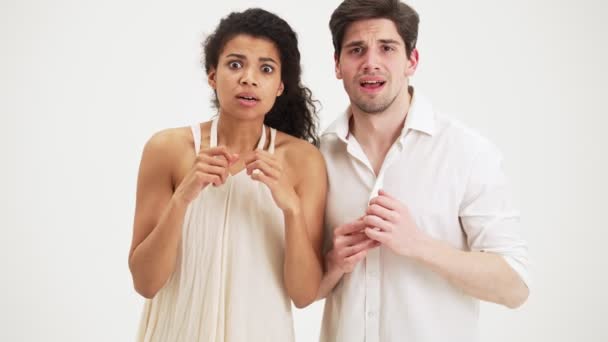 Les Fans Couple Émotionnel Sentent Déçus Debout Isolé Sur Fond — Video