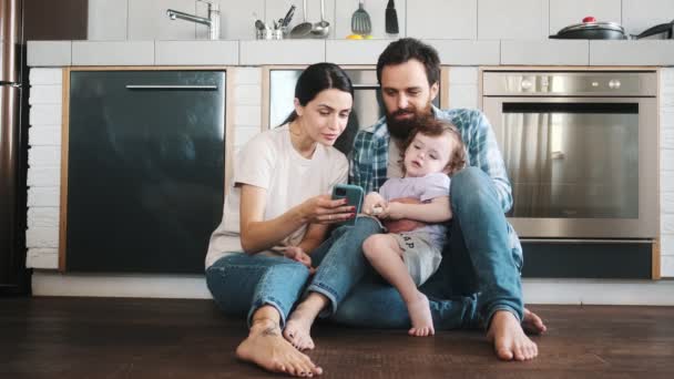 Potěšená Rodina Tráví Spolu Čas Sledováním Něčeho Mobilním Telefonu Psem — Stock video