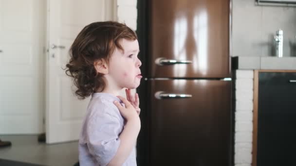Madre Poniendo Bebé Silla Del Niño Durante Desayuno Cocina Casa — Vídeo de stock