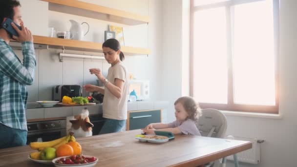 Ευτυχισμένη Οικογένεια Που Περνάει Χρόνο Στην Κουζίνα Στο Σπίτι — Αρχείο Βίντεο