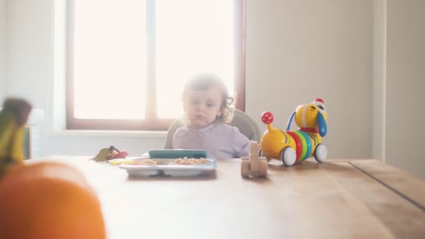 Lindo Bebê Sentado Cadeira Criança Assistindo Móvel Cozinha Casa — Vídeo de Stock