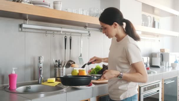 Uma Bela Mulher Cozinhando Syrniki Cozinha Casa — Vídeo de Stock