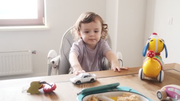 Ein Hübsches Baby Sitzt Kinderstuhl Und Schaut Hause Der Küche — Stockvideo
