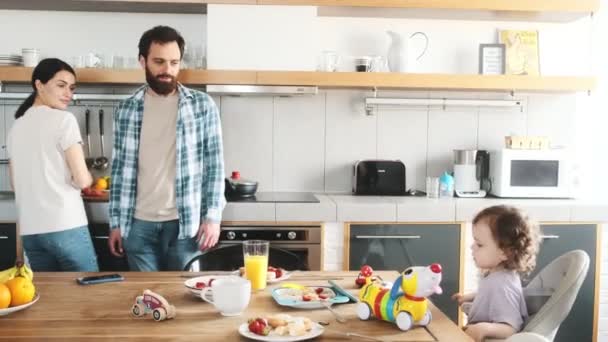 家のキッチンに幸せな家族が立っている — ストック動画
