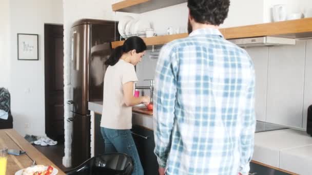 Homem Está Abraçando Sua Esposa Enquanto Ela Cozinha Cozinha Casa — Vídeo de Stock