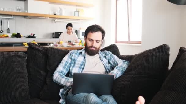 Ein Ernsthafter Vater Mit Seinem Laptop Während Hause Auf Dem — Stockvideo