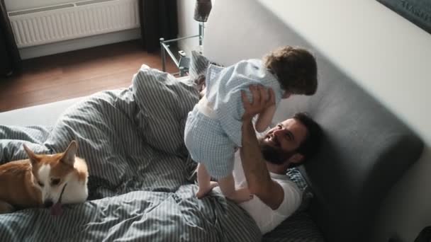 Padre Está Jugando Con Hijo Mientras Madre Duerme Cama Casa — Vídeos de Stock