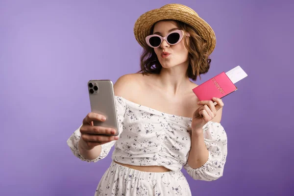 Mujer Joven Sosteniendo Pasaporte Con Boletos Mientras Toma Selfie Teléfono — Foto de Stock