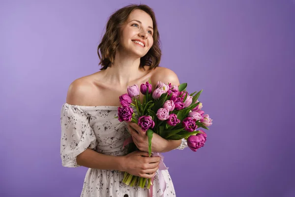 Jovem Mulher Branca Sorrindo Enquanto Posando Com Tulipas Isoladas Sobre — Fotografia de Stock