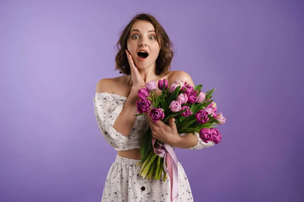 Femme Surprise Blanche Exclame Tout Posant Avec Des Tulipes Isolées — Photo