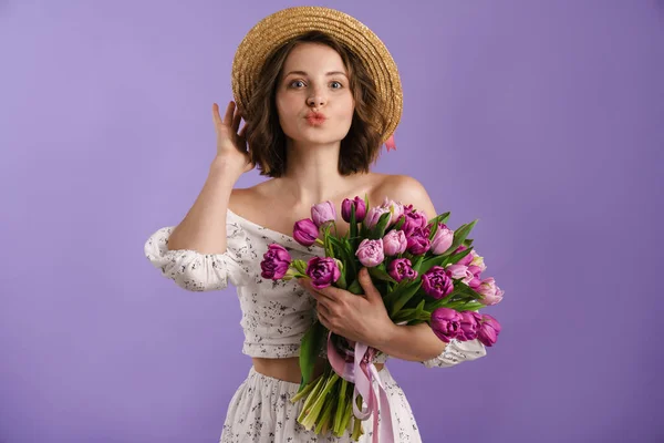 Mujer Joven Blanca Sombrero Haciendo Labios Beso Mientras Posa Con — Foto de Stock