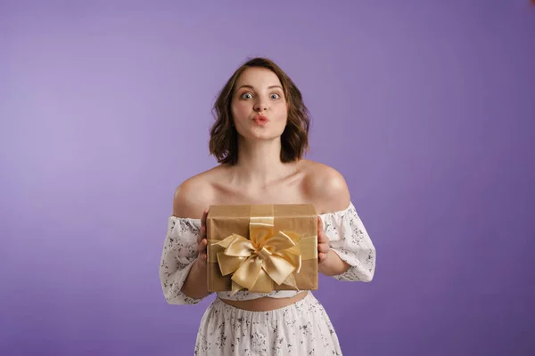 Щаслива Молода Біла Жінка Тримає Подарункову Коробку Фіолетовому Фоні — стокове фото