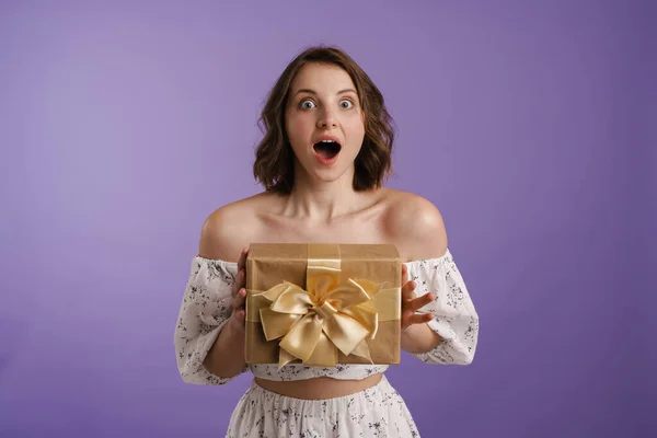 Jovem Mulher Branca Feliz Segurando Caixa Presente Sobre Fundo Violeta — Fotografia de Stock