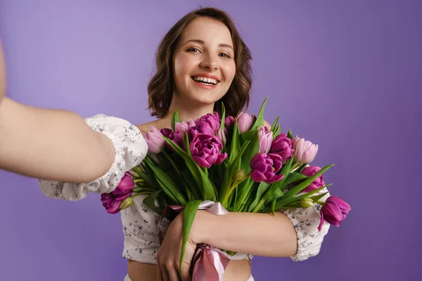 Femme Souriante Blanche Prenant Selfie Tout Tenant Les Tulipes Isolées — Photo