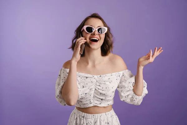 Šťastná Mladá Bílá Žena Drží Mobilní Telefon Stojící Nad Fialovým — Stock fotografie