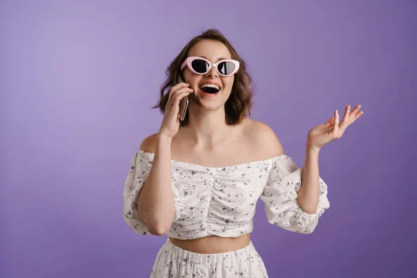 Felice Giovane Donna Bianca Possesso Telefono Cellulare Piedi Sfondo Viola — Foto Stock