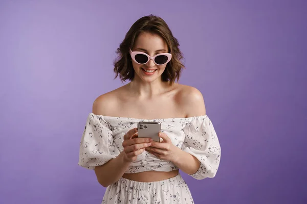 Щаслива Молода Біла Жінка Тримає Мобільний Телефон Стоячи Над Фіолетовим — стокове фото