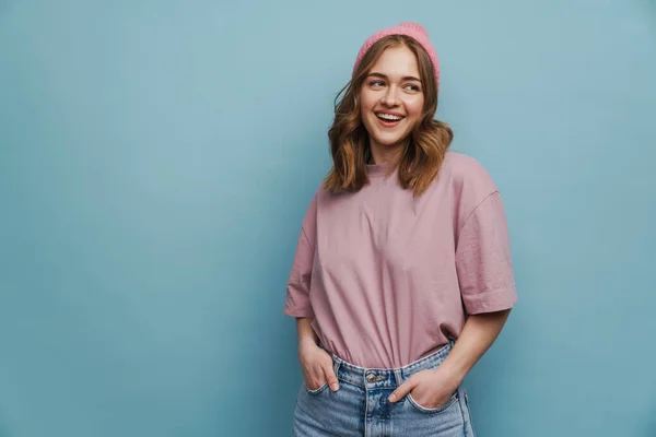 Joven Mujer Feliz Posando Cámara Con Las Manos Los Bolsillos — Foto de Stock