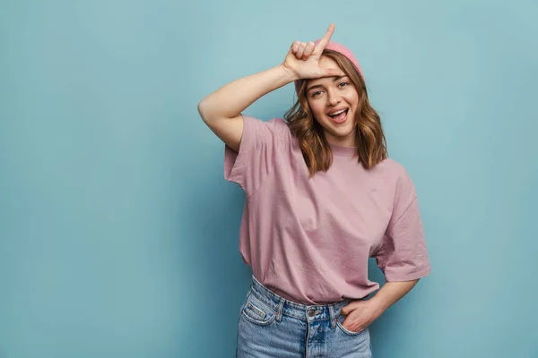 Jovem Mulher Feliz Sorrindo Gesticulando Sinal Perdedor Com Dedos Isolados — Fotografia de Stock