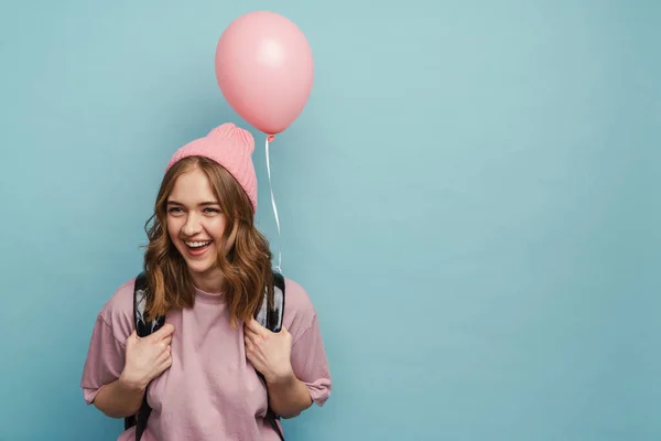 Sırt Çantalı Gülümseyen Balonla Poz Veren Genç Beyaz Kız Mavi — Stok fotoğraf