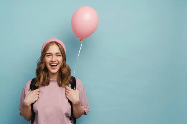 Mladý Bílý Student Dívka Batohem Úsměvem Pózování Balónem Izolované Přes — Stock fotografie